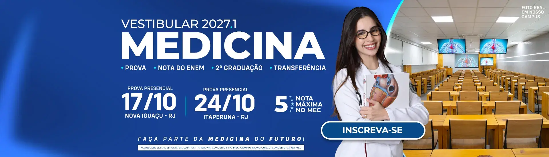 Faixa publicitária azul e branca anunciando o "Vestibular 2027.1 Medicina". À esquerda, destacam-se as modalidades de ingresso (Prova, Nota do ENEM, 2ª Graduação, Transferência), as datas das provas presenciais de 17/10 para Nova Iguaçu - RJ e 24/10 para Itaperuna - RJ, a indicação de nota máxima 5 no MEC e o botão "Inscreva-se". Ao centro, uma jovem estudante com óculos e bata branca segura um livro de anatomia cardíaca, tendo como fundo um auditório académico amplo com mesas de madeira e ecrãs.