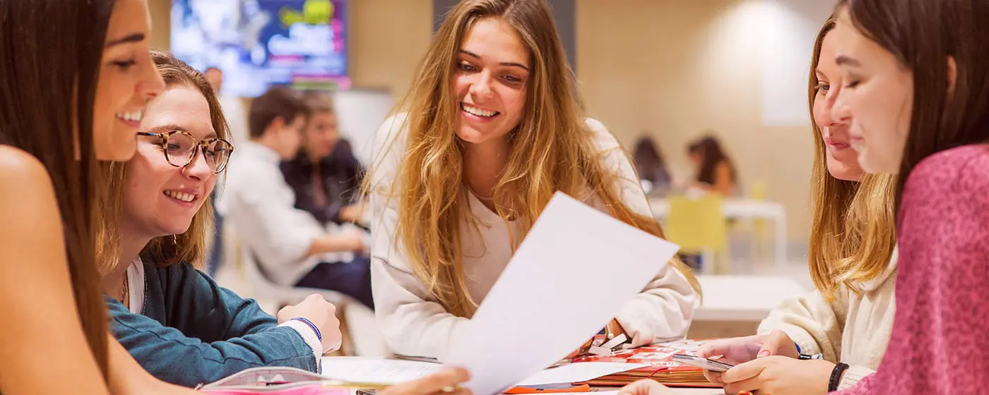 Alunas reunidas estudando