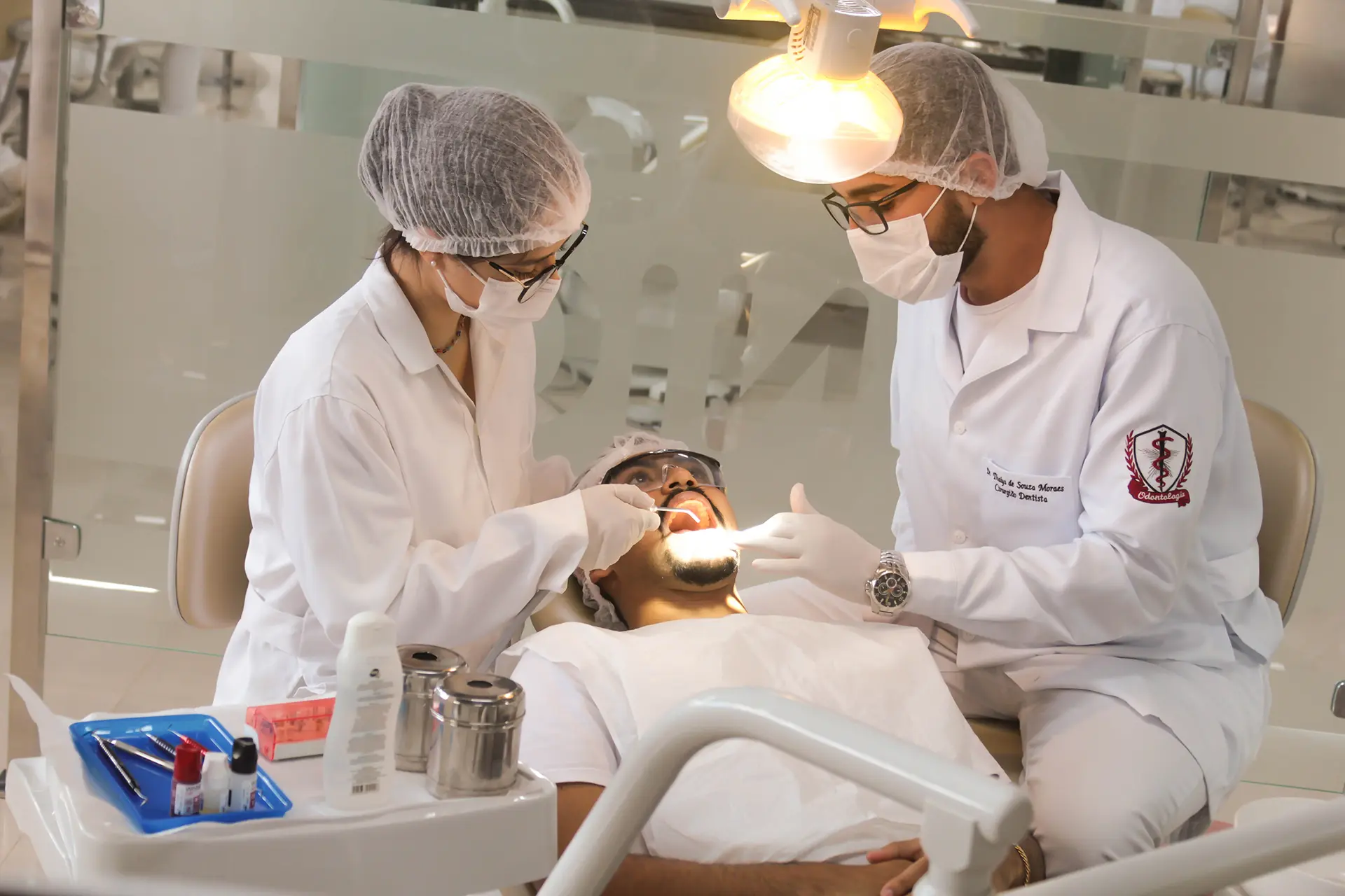 Alunos de Odontologia cuidando de paciente