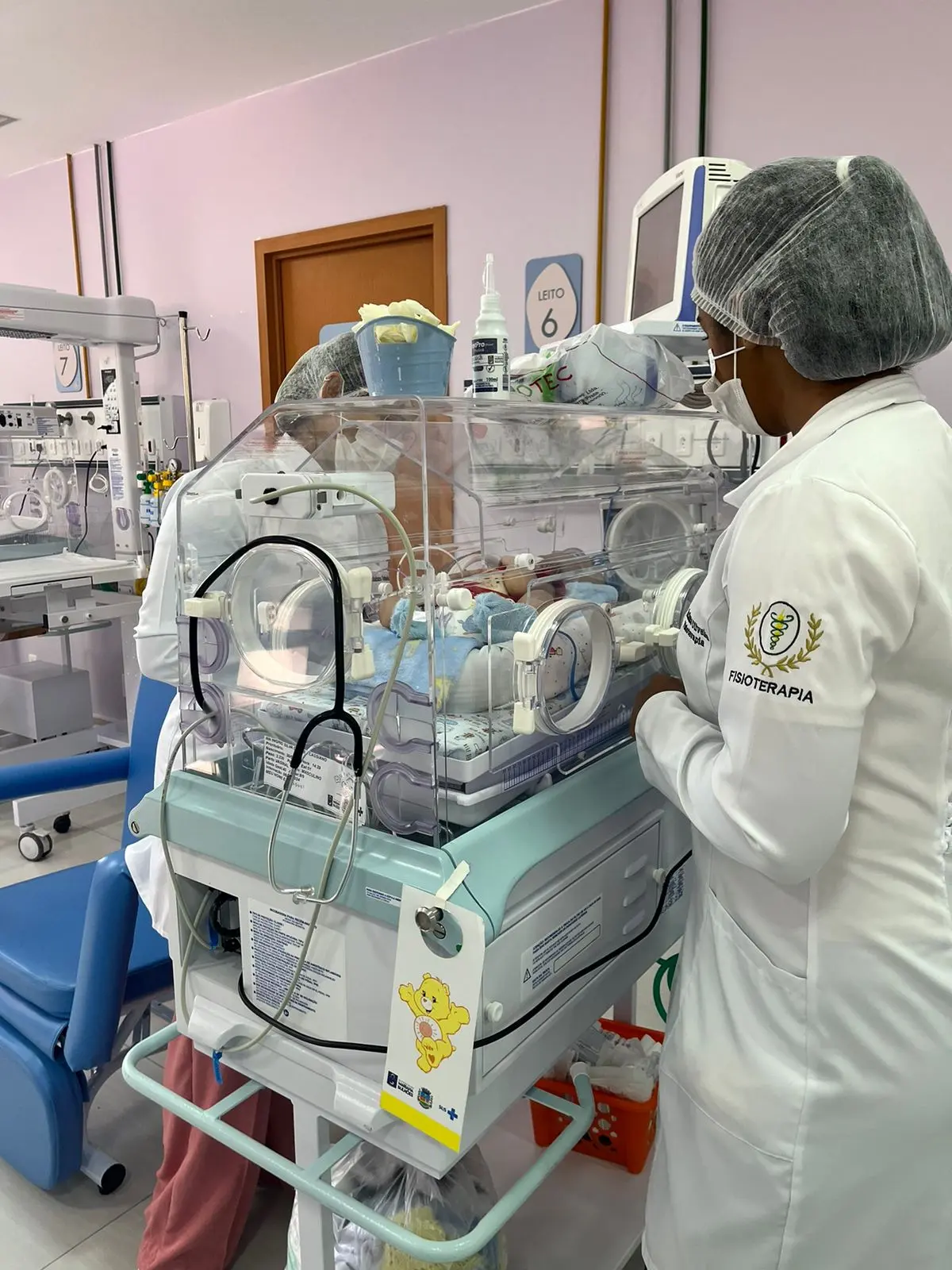 Estudantes de Fisioterapia cuidando de recém nascido em laboratório