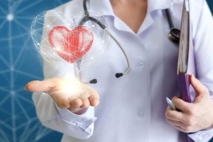 Médica valorizando a saúde